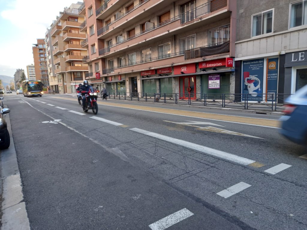 Bande cyclable sur l'avenue Jean Perrot